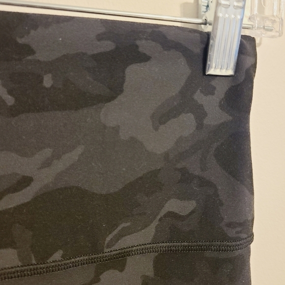 Lululemon | Women's Wunder Under High-Rise 25" Camo Tight Leggings (Size 6) - Picture 5 of 13